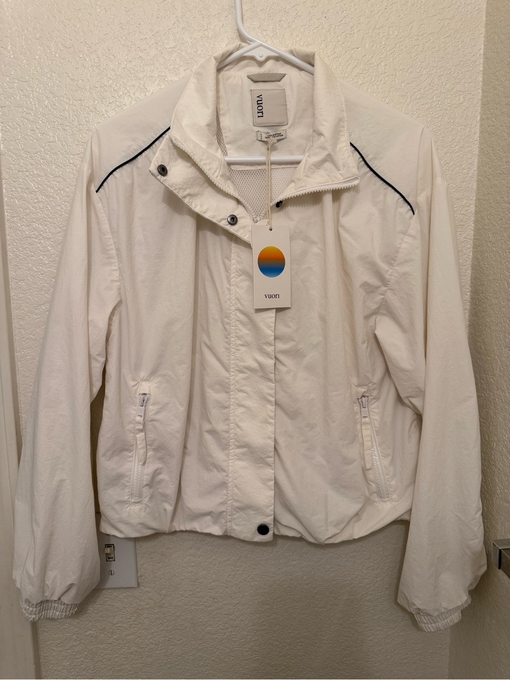 Vuori Windbreaker Jacket with Subtle Contrast Piping